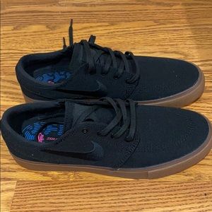 New Nike sneakers new never worn